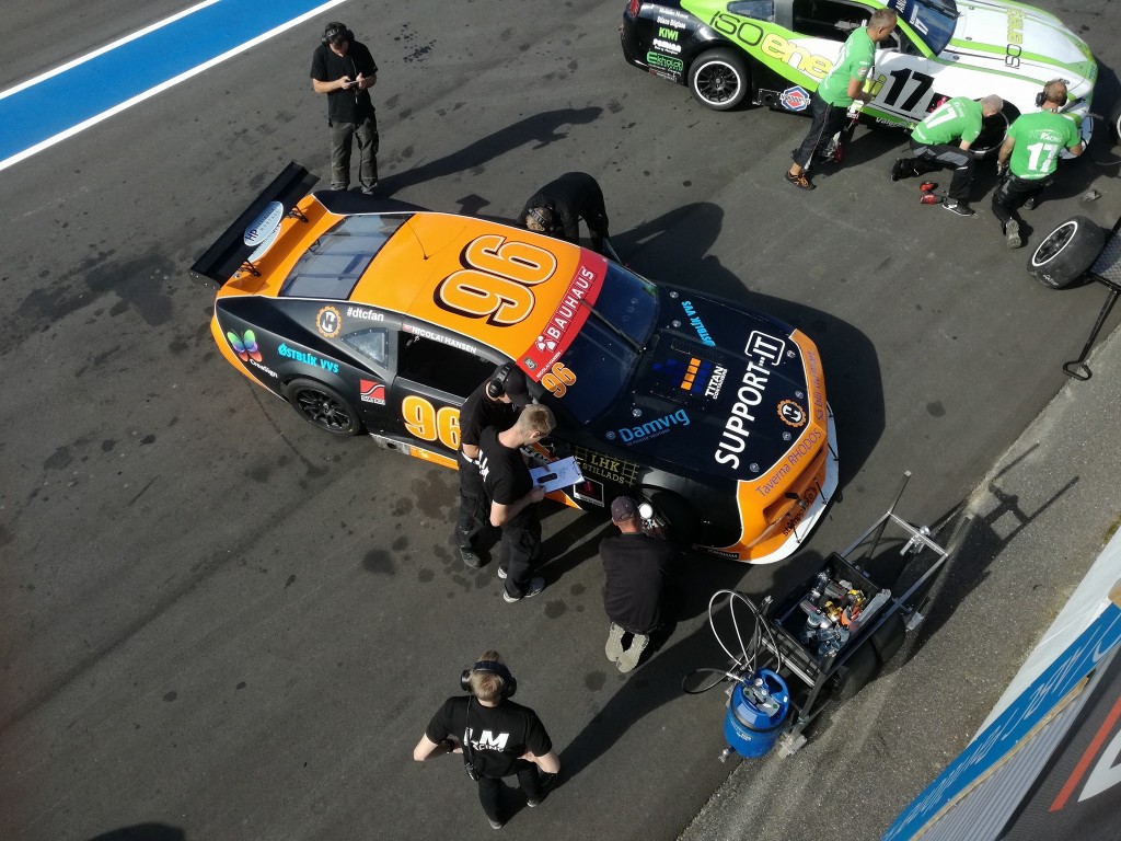 Der skrues på bilen under Warmup