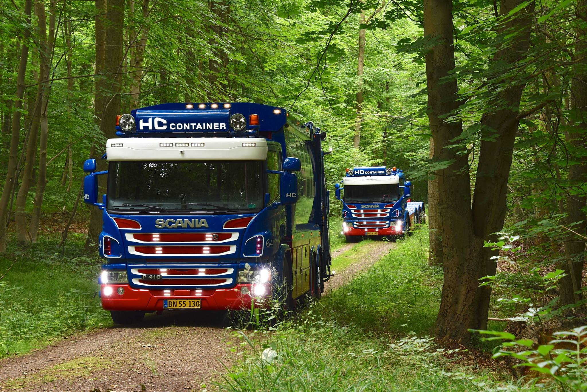 HC Containers biler kan altid kendes på det flotte blå og røde design
